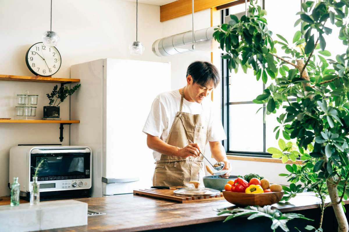 料理をする男性